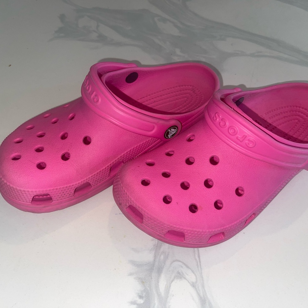 CROCS Women's Vibrant Pink Clogs